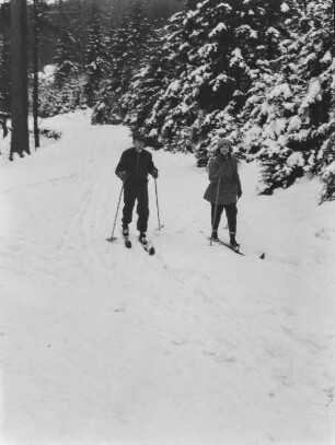Thüringen, Rennsteig : Thüringen. Rennsteig. Winteraufnahme mit Tochter Erna Mühler beim Langlauf-Ski