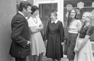 Verabschiedung der langjährigen Gemeindeschwester an der evangelischen Friedensgemeinde Karlsruhe-Weiherfeld, Diakonissin Marie und Einführung der neuen Kindergärtnerinnen Gerlinde Appel und Ingeborg Eckart sowie der neuen Gemeindeschwester Juliane Wahl