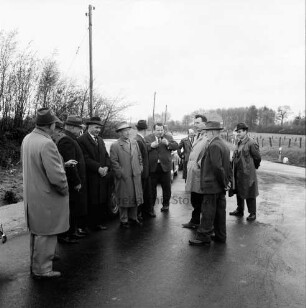 Landstraße zwischen Schürensöhlen (Kreis Herzogtum Lauenburg) und Bundesstraße B 208: Abnahme mit den Bürgermeistern Willi Schöttler, Westerau, und Johann Rumpff, Schürensöhlen, Amtsoberinspektor des Amtes Reinfeld-Land Harry Baumann und Kreis- und Gemeindevertretern