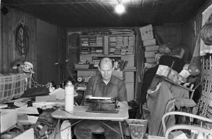 Der Schriftsteller Franz Führmann an seinem Arbeitsplatz in Märkisch-Buchholz