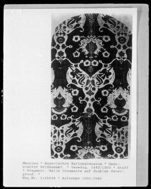 Gemusterter Seidensamt, helle Ornamente auf dunklem Untergrund