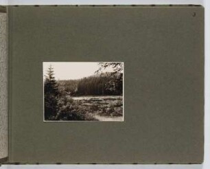 Albumseite mit Landschaftsfoto : Reisealbum Nordböhmen. Textileinband mit Kordelbindung; 20,7 x 28,3 x 1,8 cm (um 1925/1930). Dresden: SLUB/DF 2017.C.75