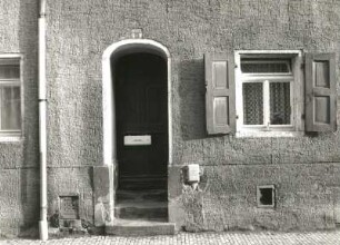 Radeberg, Dr.-Wilhelm-Külz-Straße 13. Wohnhaus (1801/1815). Eingang und Erdgeschossfenster