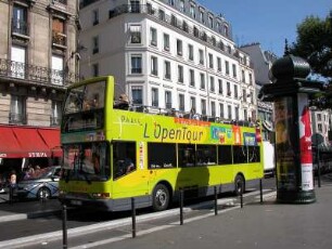 Paris Montmartre, offener Touristen-Rundfahrtbus und rechts typische Pariser Werbesäule
