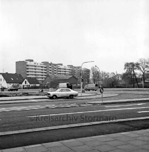 Möllner Landstraße: hinten Oher Weg: darauf Pkws und Lieferwagen: rechts Ampelanlage der Einmündung: hinten links Wohnhäuser: dahinter Wohnblock