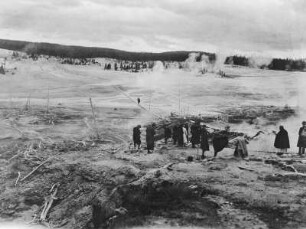 Norris-Geysir-Becken : Teilnehmer des Transkontinentalen Geographenkongresses vor dem Norris-Geysir-Becken im Yellowstone-Nationalpark