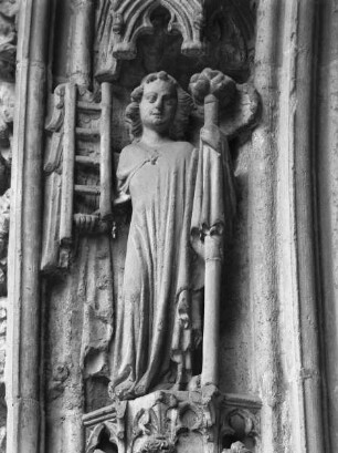 Chorsüdportal — Engel mit Leiter und Schwammstab (Arma Christi)