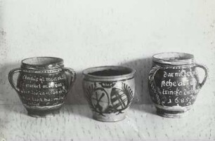 Zwei dreihenklige Töpfe, rechts datiert 1685, aus dem Umland Dresden/Pirna ( Inv.Nr. C 206) und Henkeltopf mit kursächsischem Wappen, Waldenburg, um 1780/1790 (Inv.Nr. C 174 )
