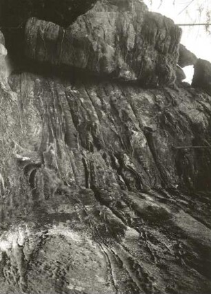 Sächsische Schweiz. Schrammsteine, Schießgrund. Horizontale Rippen aus brauneisenverkittetem Sandstein, herausgewittert