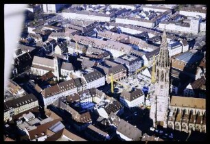 Freiburg: Stadtzentrum, Kaiser-Joseph-Straße und Münster, links Martinskirche