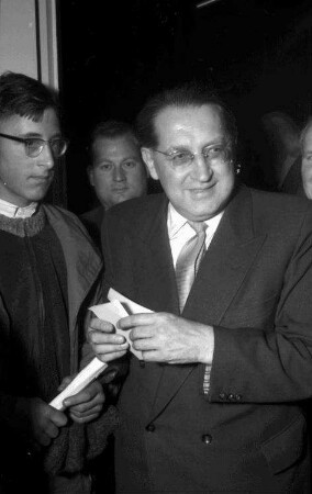 Freiburg: Stadthalle; FDP-Wahlkundgebung; Thomas Dehler im Gespräch