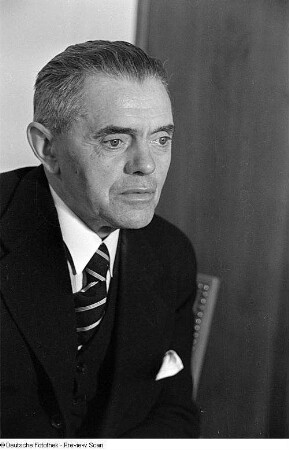 Porträtaufnahmen des Politikers Ottomar Geschke, 1945-1946 Stadtrat für Sozialwesen