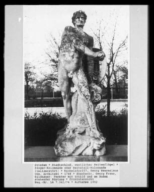 Ringer-Kolonnade & Reitstall-Kolonnade — Statue