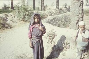Reisefotos. Libyen. Tripolis. Zwei Kinder auf einem Weg zwischen Palmen