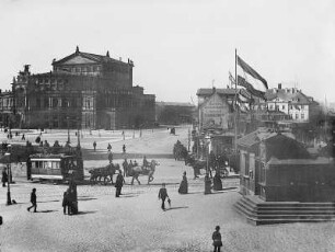 Dresden. Theaterplatz mit Opernhaus und Helbigs Etablissement : Dresden-Altstadt. Blick von der Treppe zur Brühlschen Terrasse gegen Hoftheater (1871-1878; G. Semper, M. Semper), Pferdebahn an der Auffahrt zur Augustusbrücke vor Helbigs Etablissement