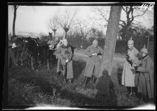 Wallonische Region (Belgien): Soldaten bei einer Pause am Wegesrand ("Marschrast in Belgien")