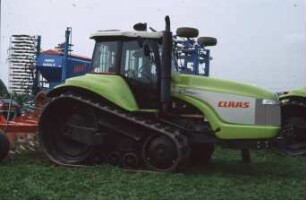 Fotografie: Raupentraktor, Fahrwerk, Gummiraupenlaufwerk, Volldrehpflug