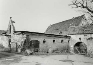 Dohna-Borthen, Kleinborthener Straße 10/12. Altes Schloß (A. 16. Jh., Umbau um 1700) und Torhaus (16. Jh.?)