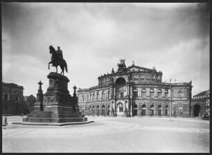 Dresden, Semperoper : Dresden-Altstadt. Semperoper (Staatsoper Dresden) am Theaterplatz und König-Johann-Denkmal