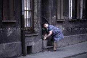 Frau mit Putzeimer