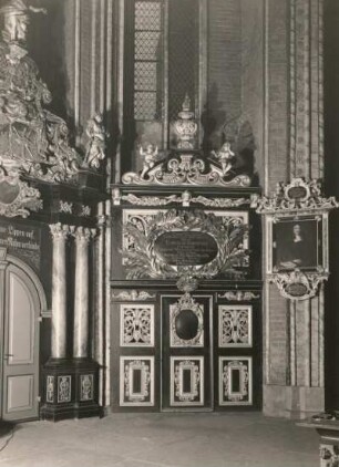 Stralsund, Alter Markt. Nikolaikirche (1276 erstmals erwähnt). Östlicher Chorumgang. Hölzerne Schranke zur Begräbnisstätte des Christian Ehrenfried Charisius, gestorben 1697