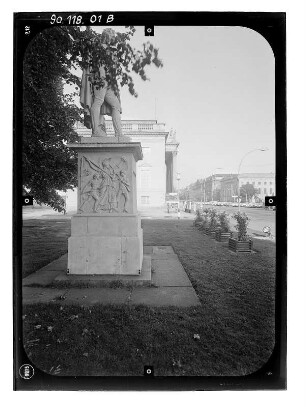 Berlin-Mitte, Unter den Linden. Denkmal Gerhard von Scharnhorsts (1819-1822; K. F. Schinkel, 1822-1855; C. D. Rauch). Seitenansicht