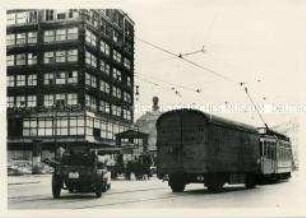 Gütertransport durch Straßenbahnwagen der BVG auf dem Alexanderplatz in Berlin