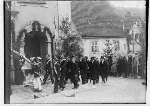 Primizfeier Eisele in Sigmaringen 1931; Prozession bei der Katholischen Kirche; im Mittelpunkt Männer mit Zylinder