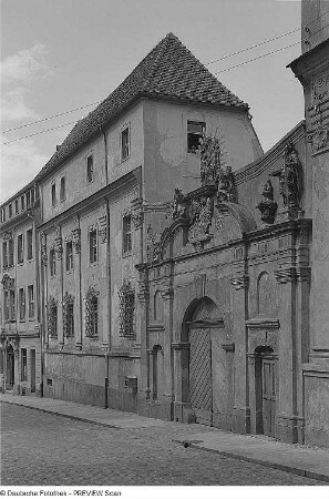 Bautzen. Eingangsportal zum Domstift