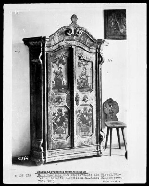 Bauernschrank mit Doppelvoluten als Giebel, Türfelder bemalt: Heiliger Wendelin, Heilige Agnes, Blumenvasen