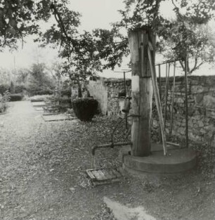 Wilsdruff-Kesselsdorf. Handschwengelpumpe auf dem Friedhof an der Kirche