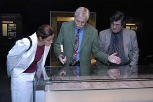 Besuch des Botschafters von Guatemala, Julio Roberto Silva. Besichtigung der Maya-Handschrift im Zimelienzimmer