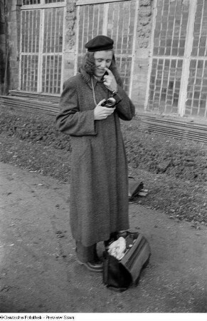 Renate Rössing mit Kamera vor der Gärtnerei der Orangerie des Schlosses Belvedere