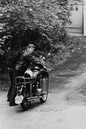 Mann mit Motorrad