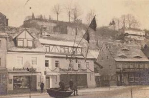 Elbschiffer, Schifferfest in Wehlen, auf dem Marktplatz ist eine "Haverie" in spaßiger Form dargestellt. Das "verunglückte" Fahrzeug hat Signalflaggen aufgesteckt und Signallampen aufgehängt