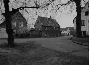 Dresden-Mickten, Altmickten Nr. 7, 8 und 9, Durchblick zur Scharfenberger Straße, Straßenansicht von Südosten