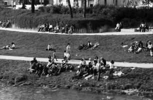 Freiburg: Lagernde an der Dreisam, von der Lessingstraße