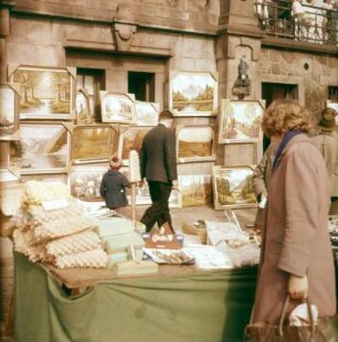 Hamburg. Altona. Flohmarkt. Kundin am Bürstenstand, Hintergrund: Bilderverkauf