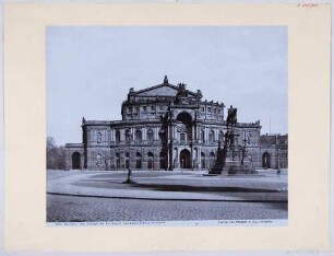 Die zweite Semperoper (neues Königliches Hoftheater Dresden-Altstadt) auf dem Theaterplatz in Dresden, mit dem König-Albert-Denkmal