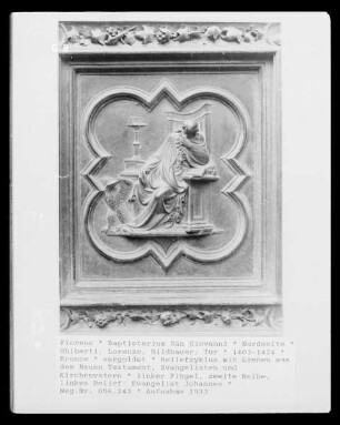 Tür — Reliefzyklus mit Szenen aus dem Neuen Testament, Evangelisten und Kirchenvätern — linker Flügel, zweite Reihe, linkes Relief: Evangelist Johannes