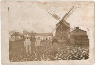 Bernsdorf-Großgrabe. Holländermühle und Gehöft mit Müllerfamilie, Ansichtskarte