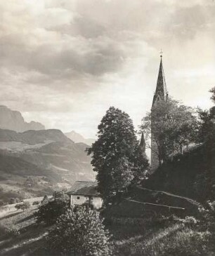 Italien, Südtirol. Pfarrkirche von Villanders, Eisacktal, gegen Ausläufer des Schlern