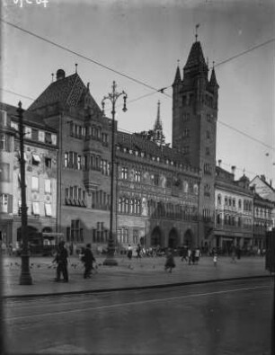 Basler Rathaus : Rathaus in Basel. Im Vordergrund der Basler Marktplatz