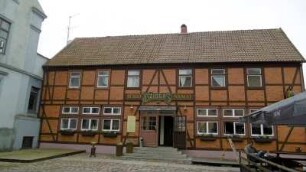 Klaipeda: Fachwerkhaus am Theaterplatz, Richtung Sukiléliu gatve