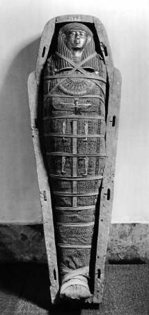 Mumie, Mensch, weiblich, der (Hathor-)Ibet, mit Mumienmaske und -auflagen