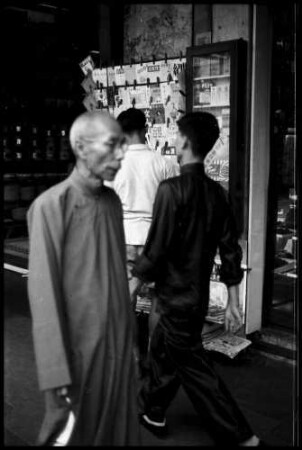 Hongkong: [Passanten vor Kiosk]