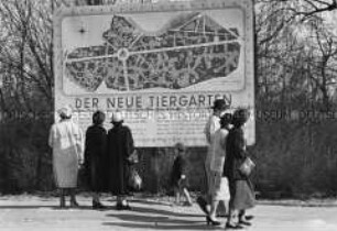 Spaziergänger im Tiergarten vor dem Lageplan