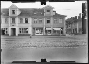 Potsdam, Friedrich-Ebert-Straße 94/93. Restaurant "Klosterkeller" und Wohnhaus mit Läden. Straßenfront