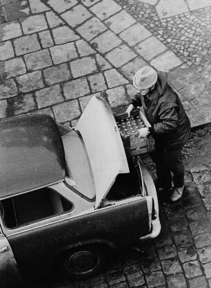 Mann beim Entladen seines PKW "Trabant" (Blick aus der Wohnung des Fotografen)