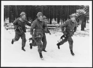 Soldaten bei der Abschlussübung in der Grundausbildung der NVA